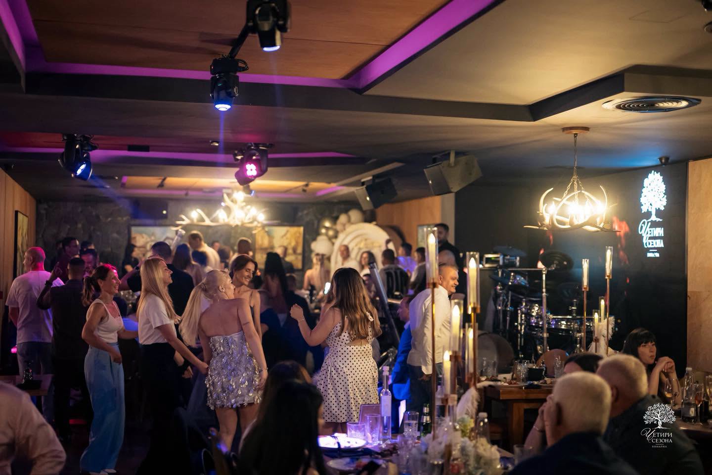 An evening with live music and guests at Four Seasons
